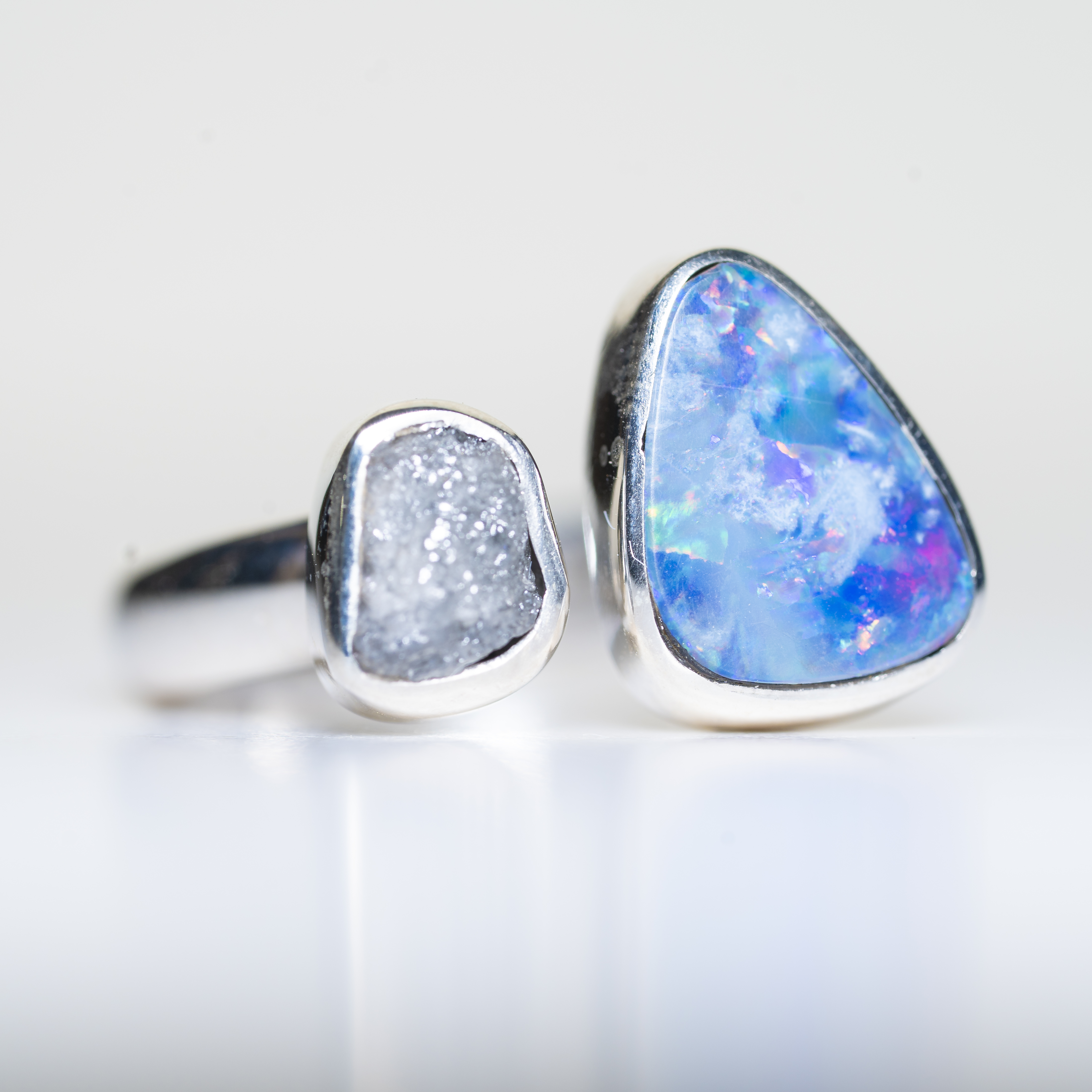 Anillo de plata 925 con Ópalo Australiano y Diamante Negro en Bruto; un diseño exclusivo hecho a mano por Punay Project en el taller de joyería de España.