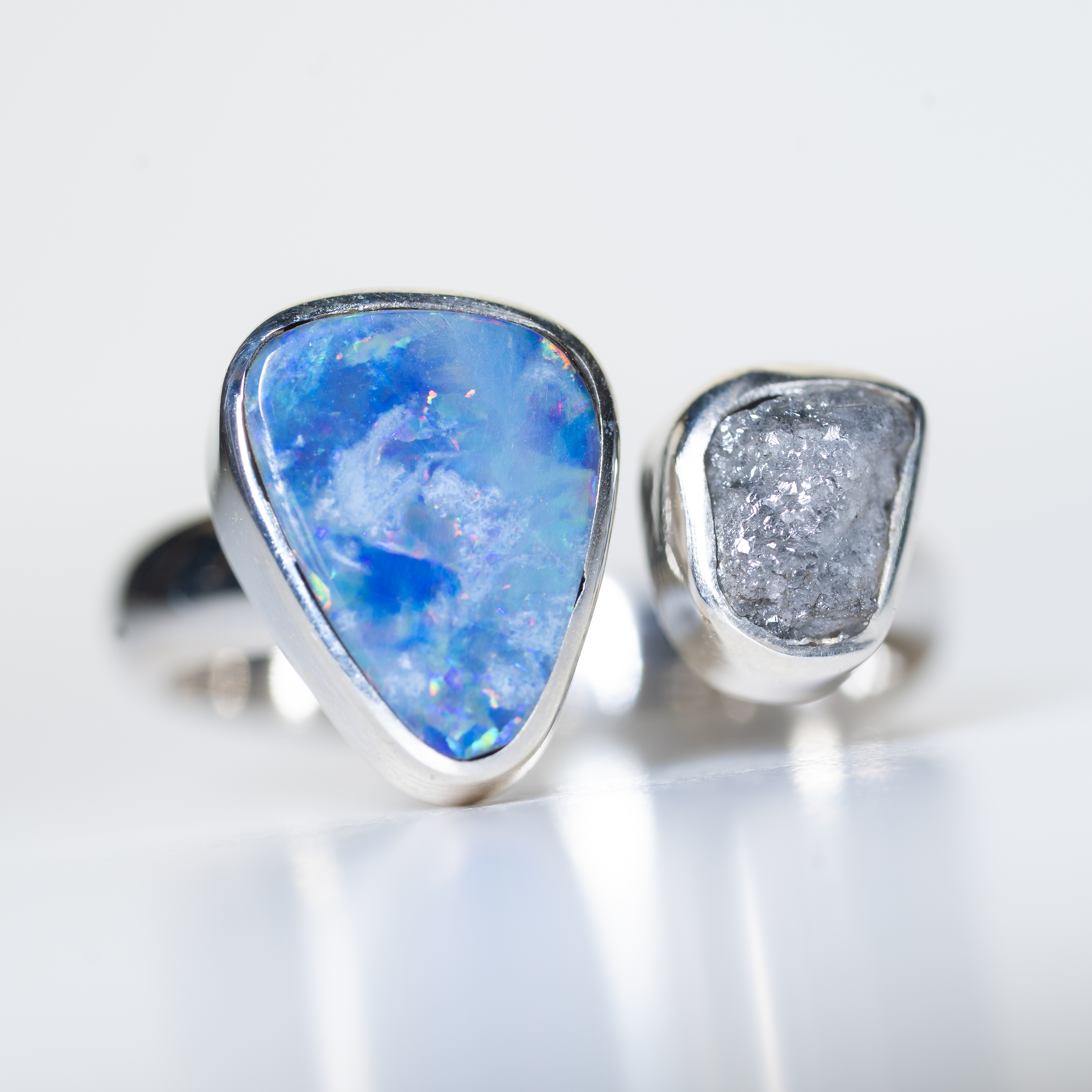 Anillo de plata 925 con Ópalo Australiano y Diamante Negro en Bruto; un diseño exclusivo hecho a mano por Punay Project en el taller de joyería de España.