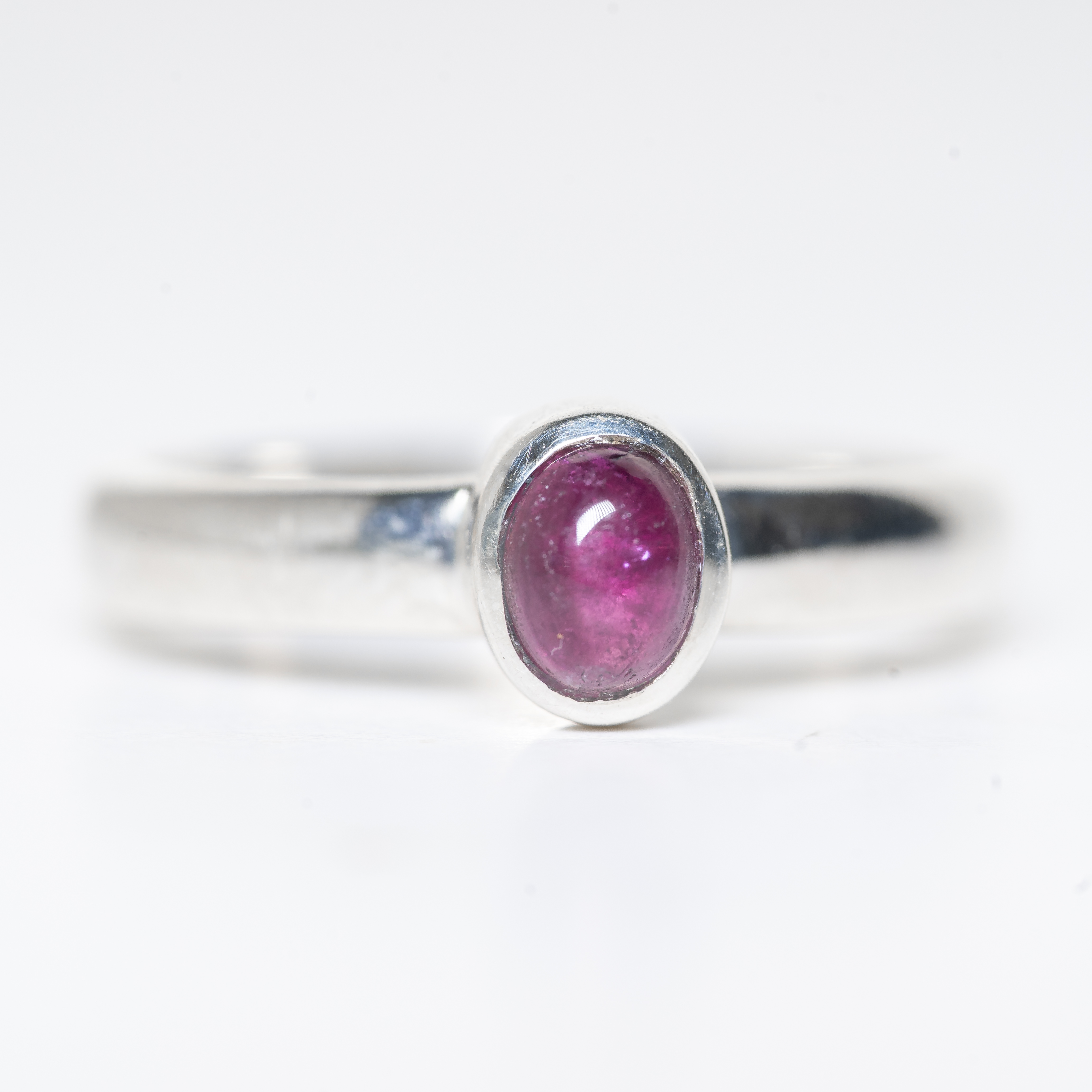 Anillo de plata 925 con Turmalina Rubelita, un diseño exclusivo hecho a mano por Punay Project en el taller de joyería de España.