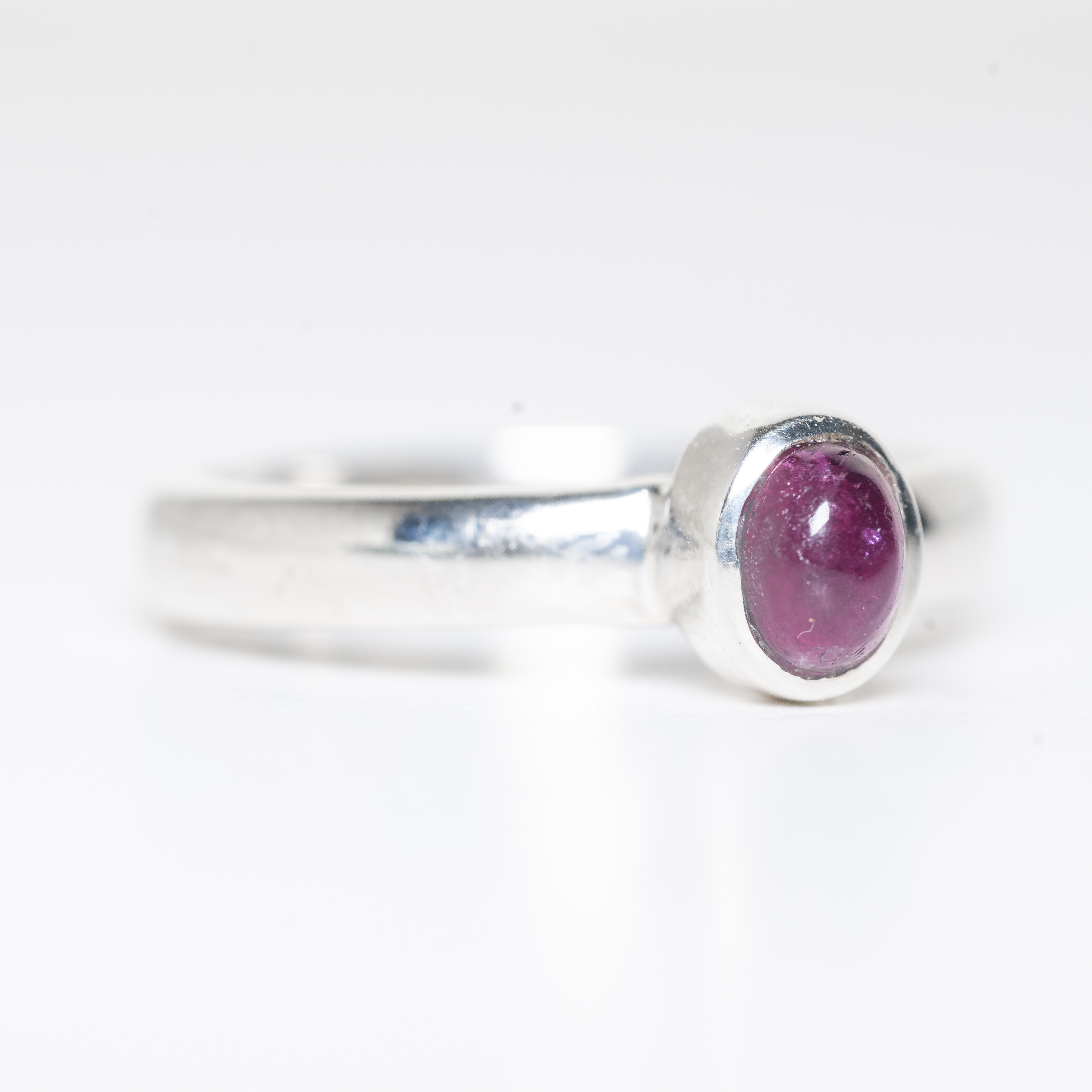 Anillo de plata 925 con Turmalina Rubelita, un diseño exclusivo hecho a mano por Punay Project en el taller de joyería de España.