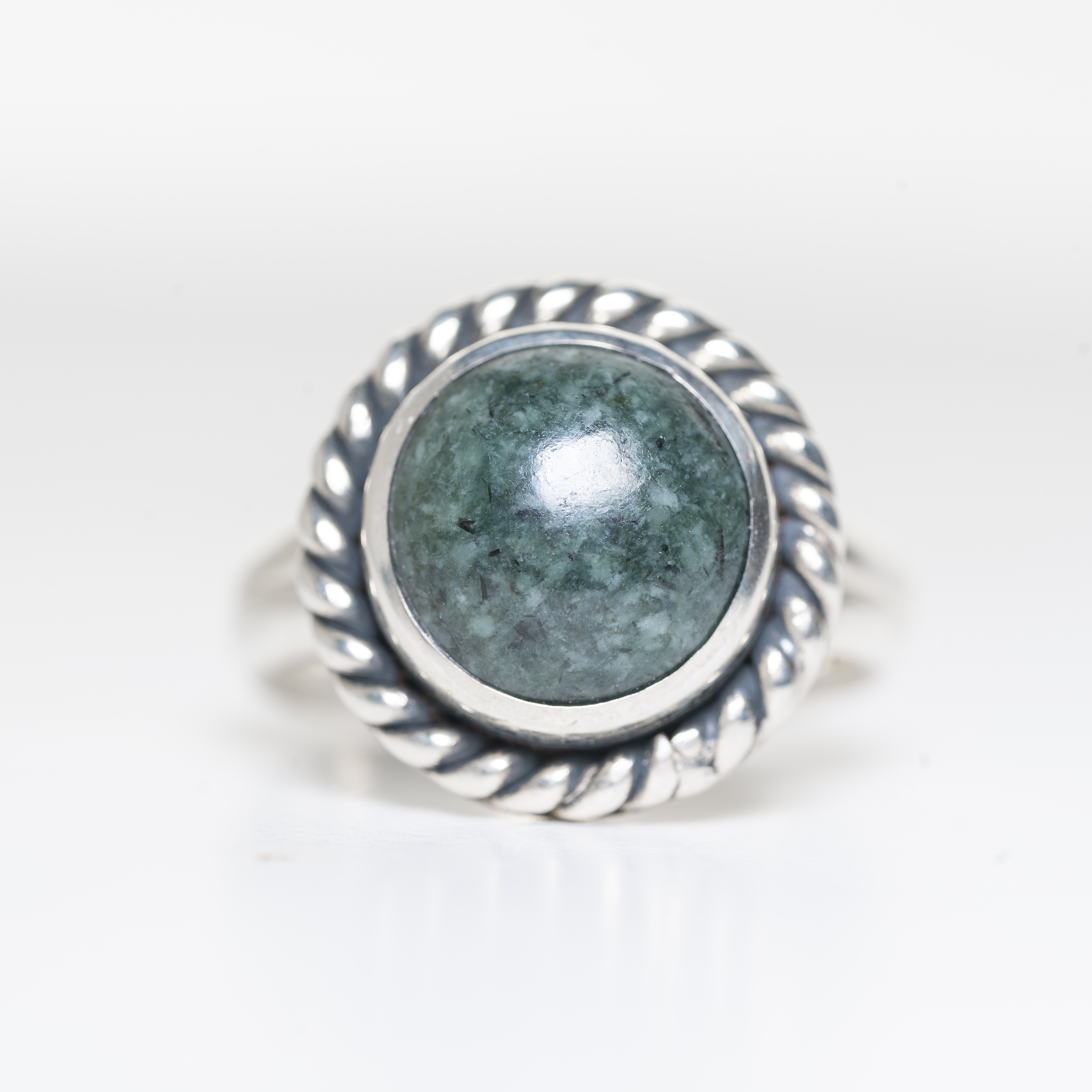 Anillo de plata 925 con Jade de Guatemala; un diseño exclusivo hecho a mano por Punay Project en España.
