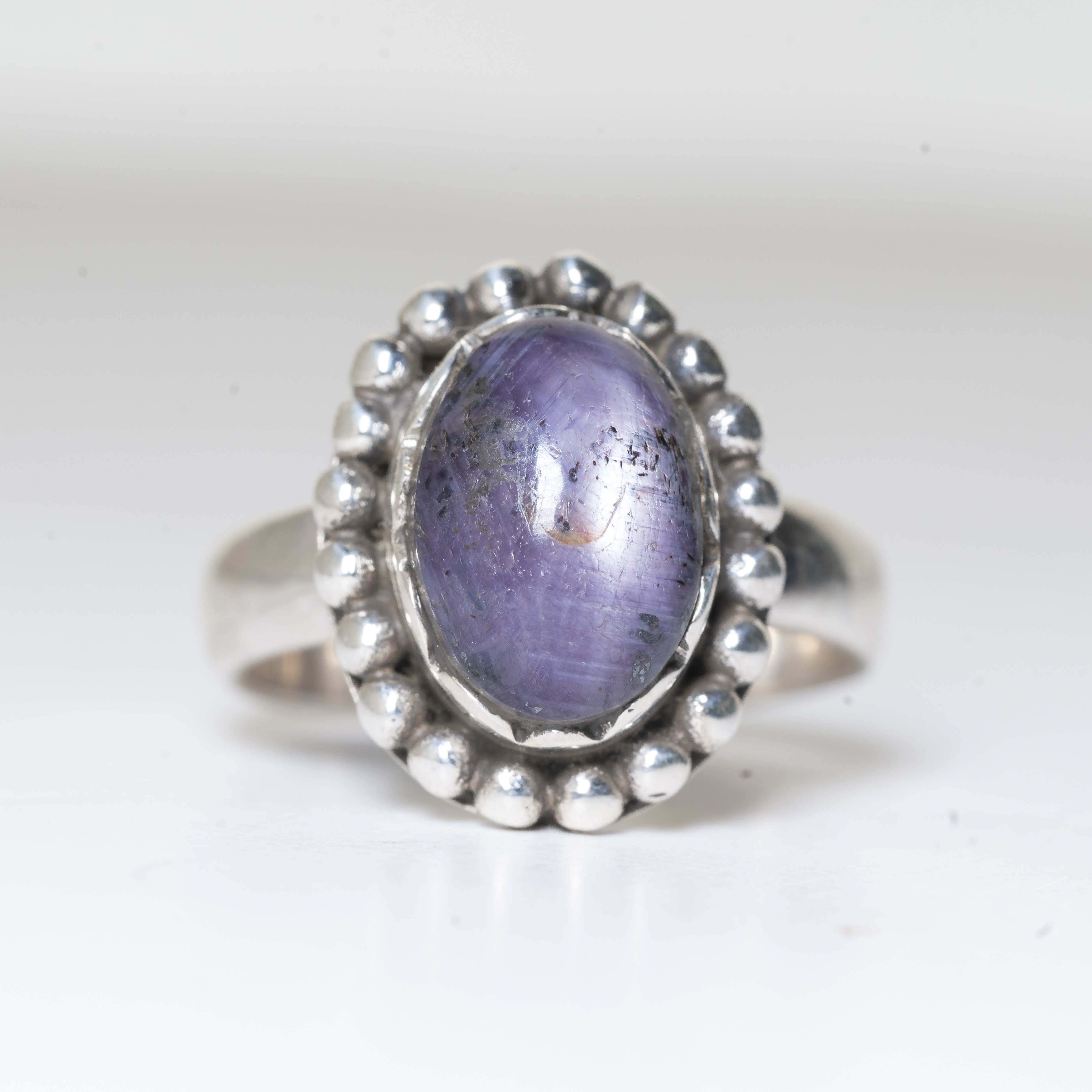 Anillo de plata 925 con Rubí Estrella, un diseño exclusivo hecho a mano por Punay Project en el taller de joyería de España.