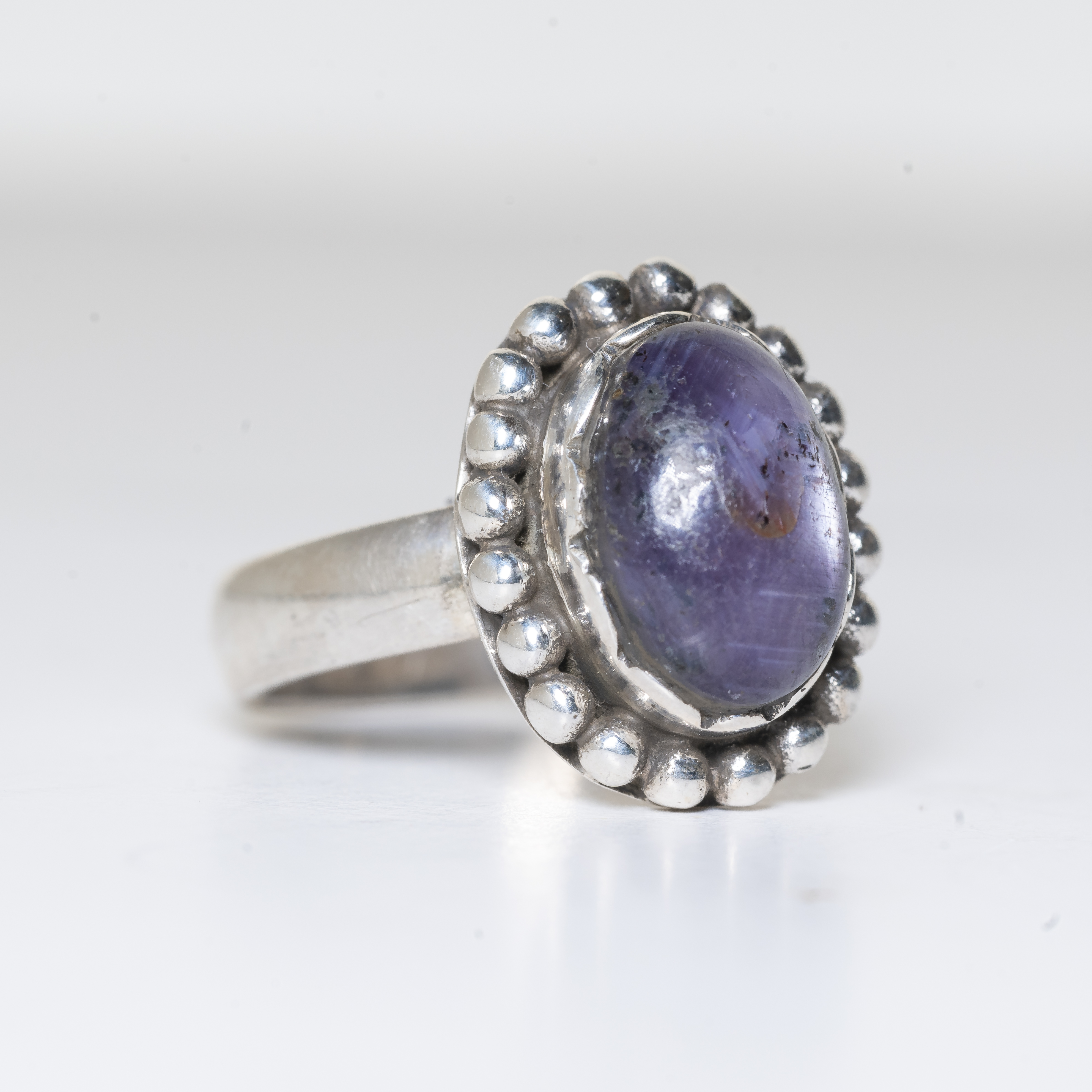 Anillo de plata 925 con Rubí Estrella, un diseño exclusivo hecho a mano por Punay Project en el taller de joyería de España.